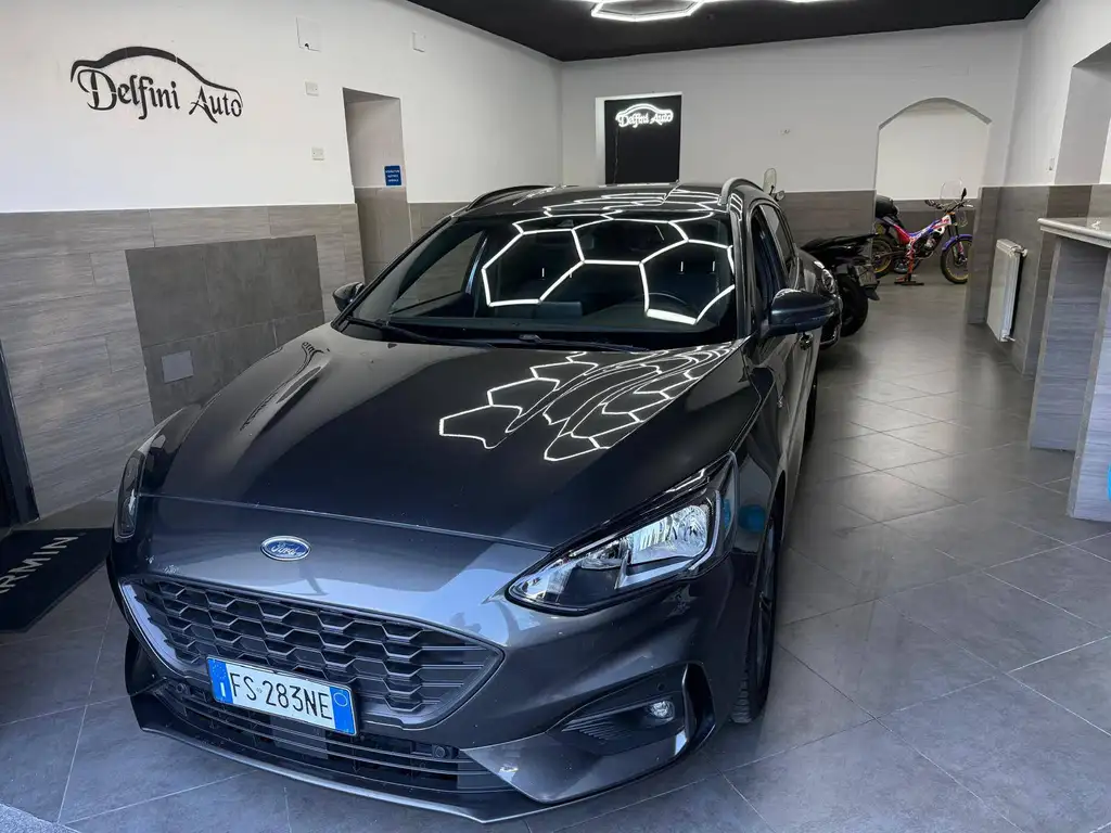 Ford Focus usata in vendita da Delfini Auto