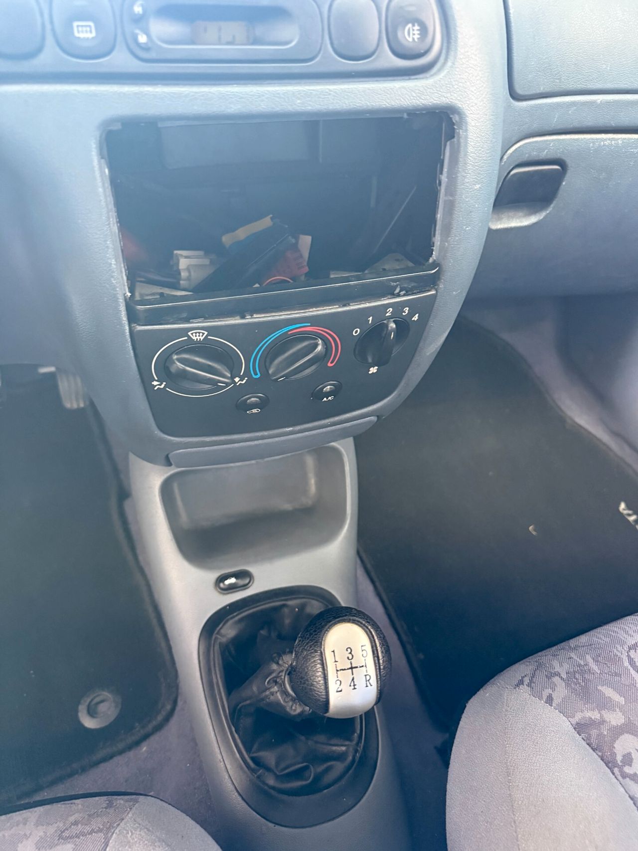 Ford Fiesta 1.2i 16V cat 5 porte Ghia — foto aggiuntiva